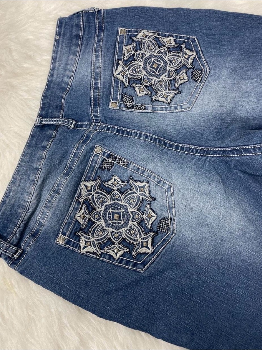 Women’s Blue Embroidered Back-Pocket Jeans size 10